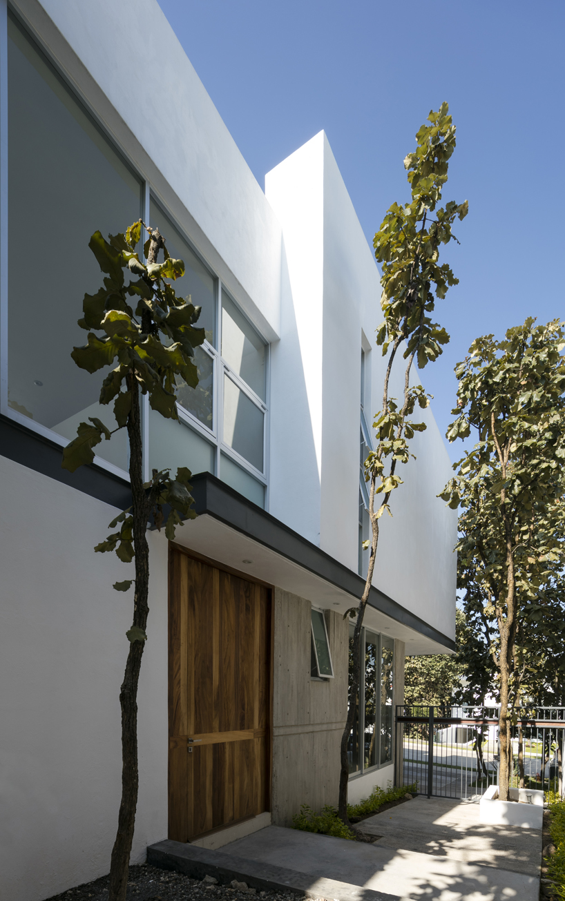 haro arquitectos builds casa aldebaran in mexico favoring the feeling of weightlessness