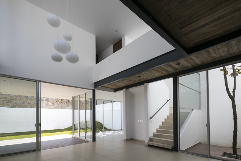 haro arquitectos builds casa aldebaran in mexico favoring the feeling of weightlessness