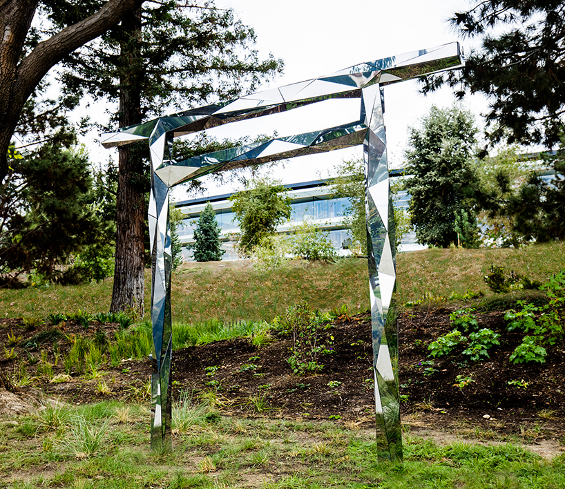 Fu Fu Fu erects politically charged torii in front of the offices of silicon valley giants