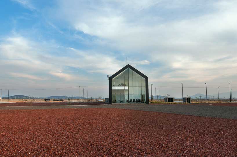 a | 911's horizontal platah pavilion acts as a cultural landmark in hidalgo