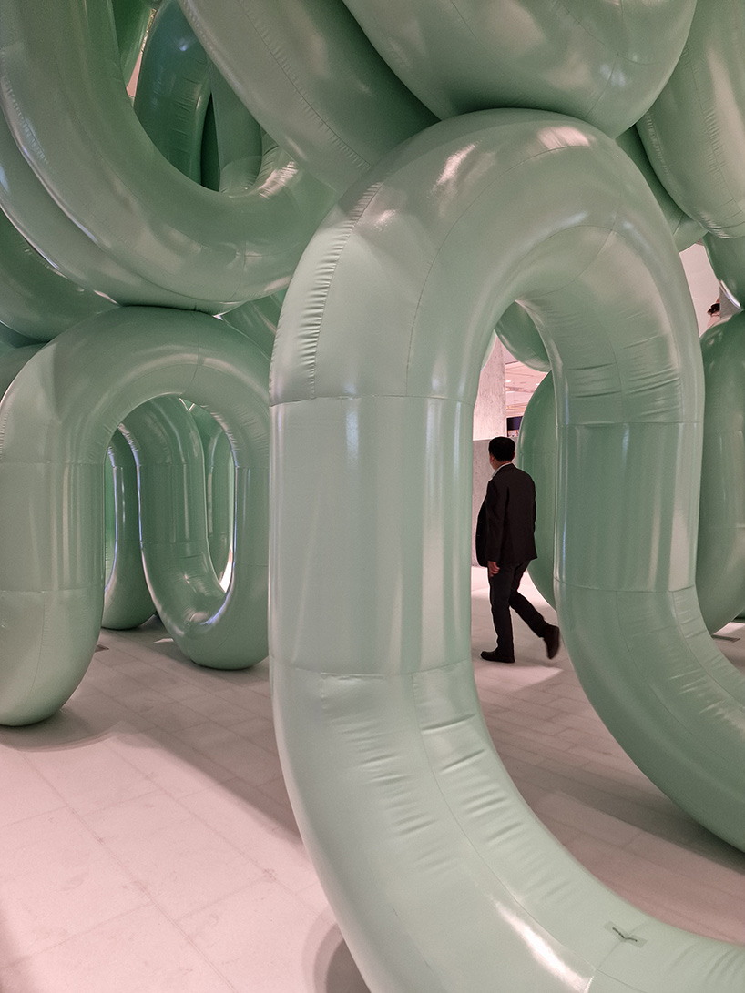 시릴 란셀린(Cyril Lancelin)의 거대한 팽창식 '워터폴 아치' 폭포(현대 대구, 한국)