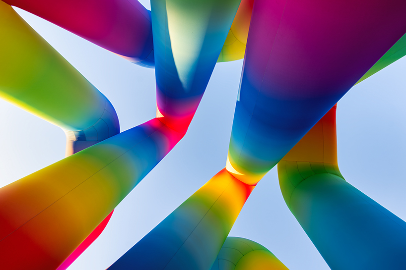 Cyril Fancelin en el Grand Rapids entrelazado en forma tubular Laberón de arco iris inflable