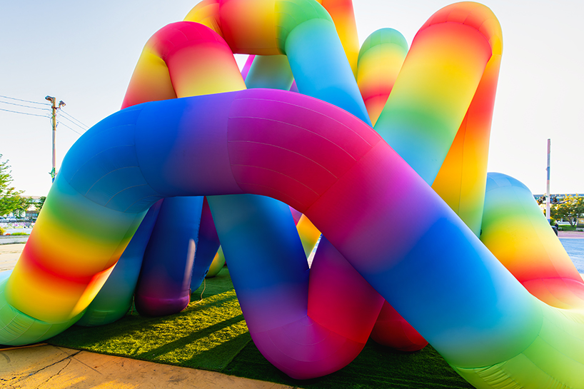 Cyril Fancelin en el Grand Rapids entrelazado en forma tubular Laberón de arco iris inflable