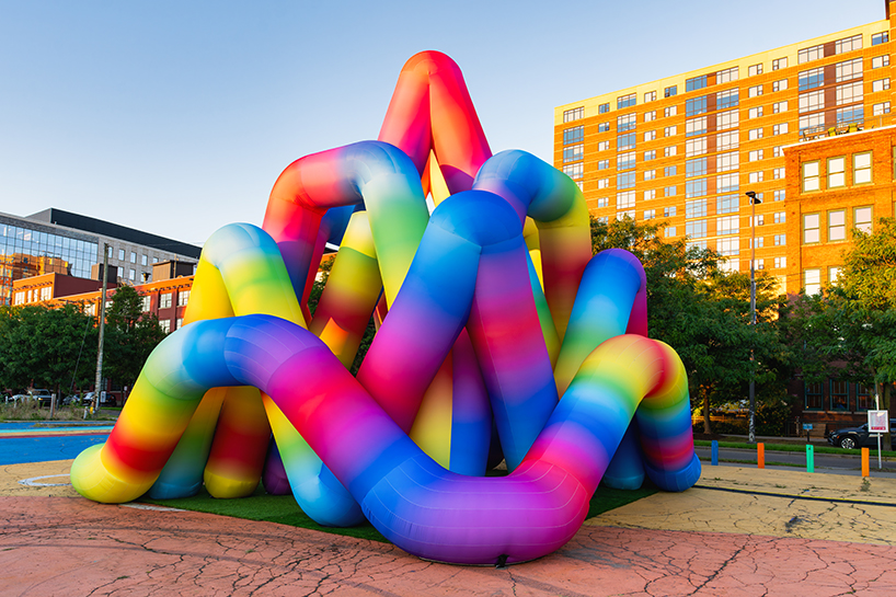 Cyril Fancelin en el Grand Rapids entrelazado en forma tubular Laberón de arco iris inflable