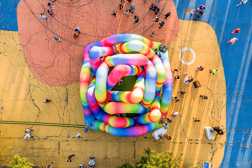 Cyril Fancelin en el Grand Rapids entrelazado en forma tubular Laberón de arco iris inflable