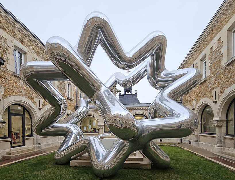 cyril lancelin's inflatable sculpture of star loops reflects the courtyard of étrépagny library