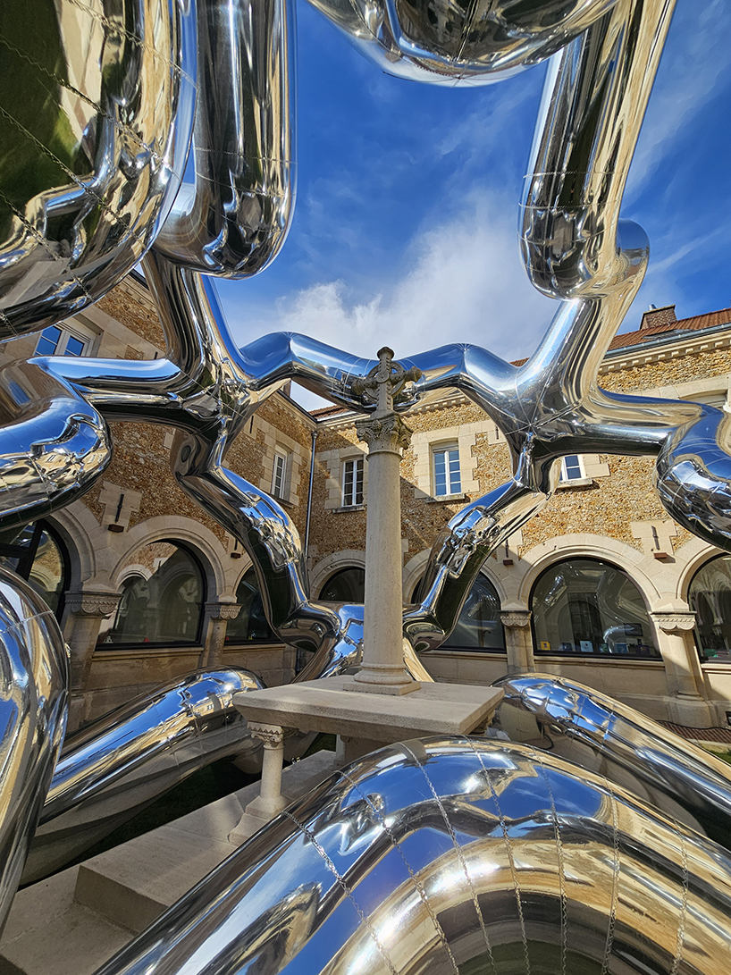 cyril lancelin's inflatable sculpture of star loops reflects the courtyard of étrépagny library
