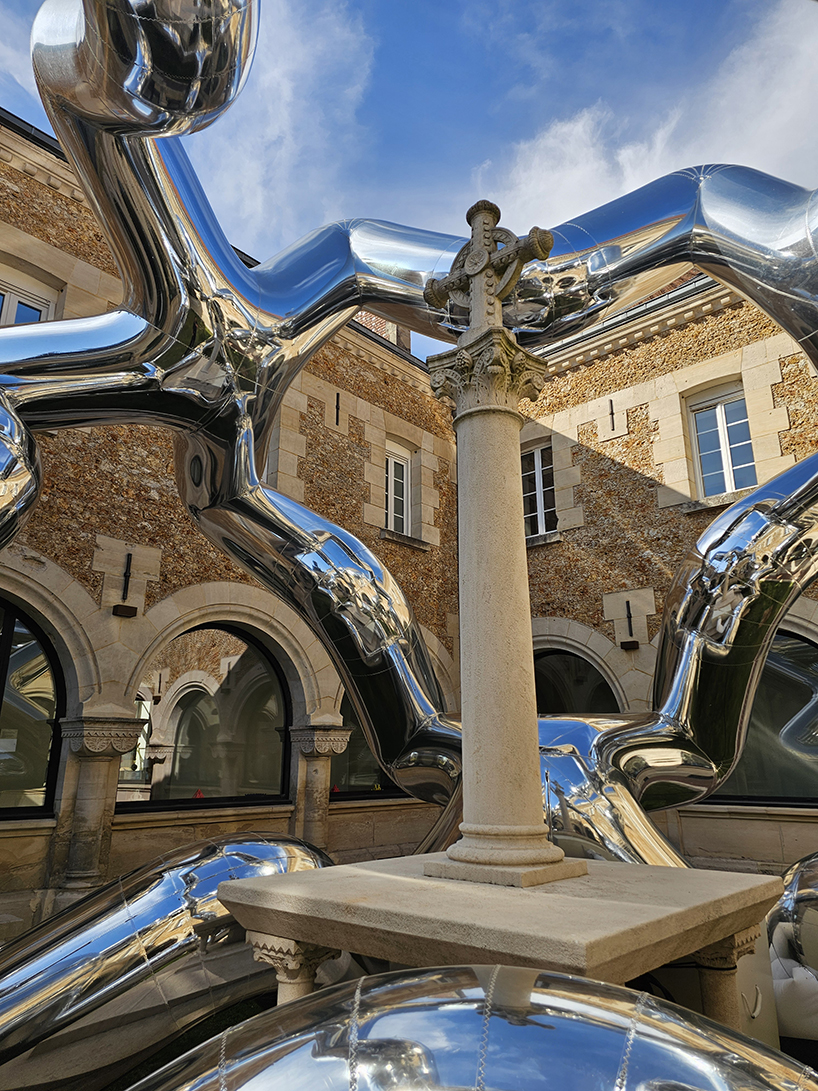 cyril lancelin's inflatable sculpture of star loops reflects the courtyard of étrépagny library