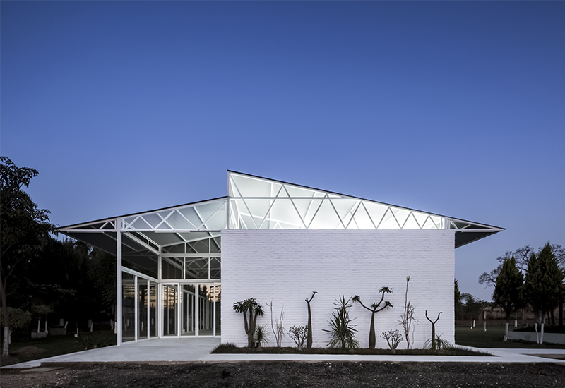 cotaparedes arquitectos' multipurpose avila pavilion on the outskirts ...