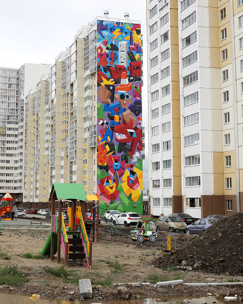 vitaly tsarenkov spray paints an 18-story mural in chelyabinsk, russia designboom