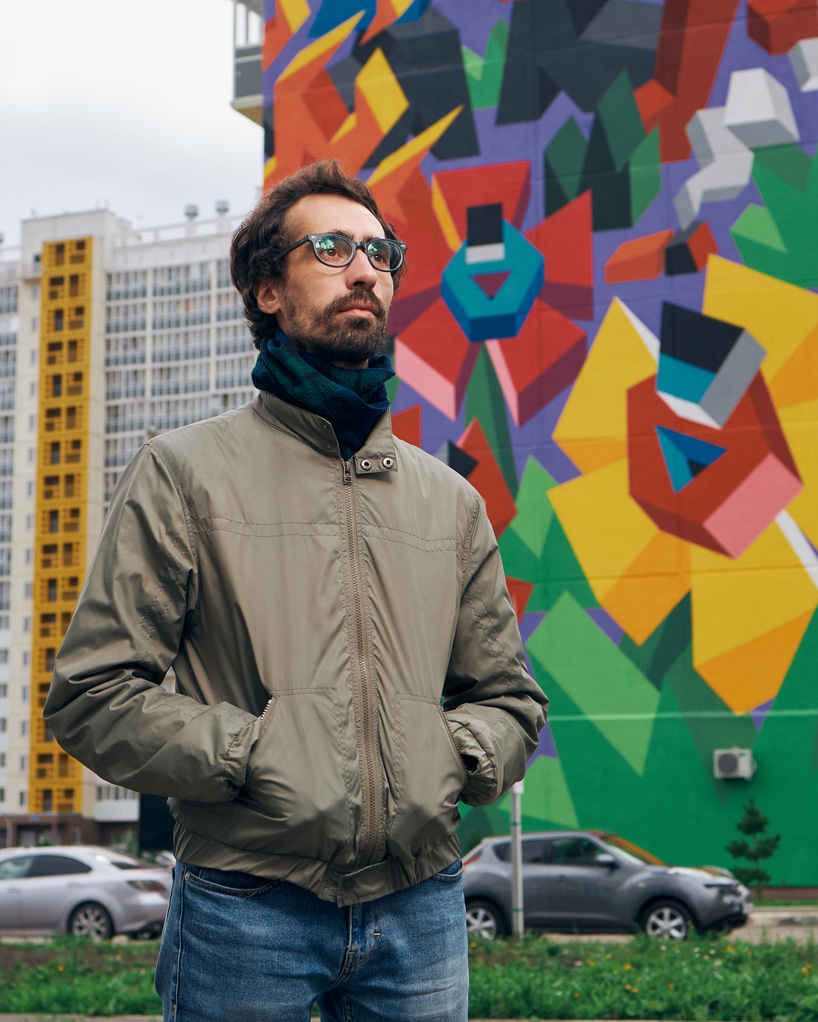 vitaly tsarenkov spray paints an 18-story mural in chelyabinsk, russia designboom