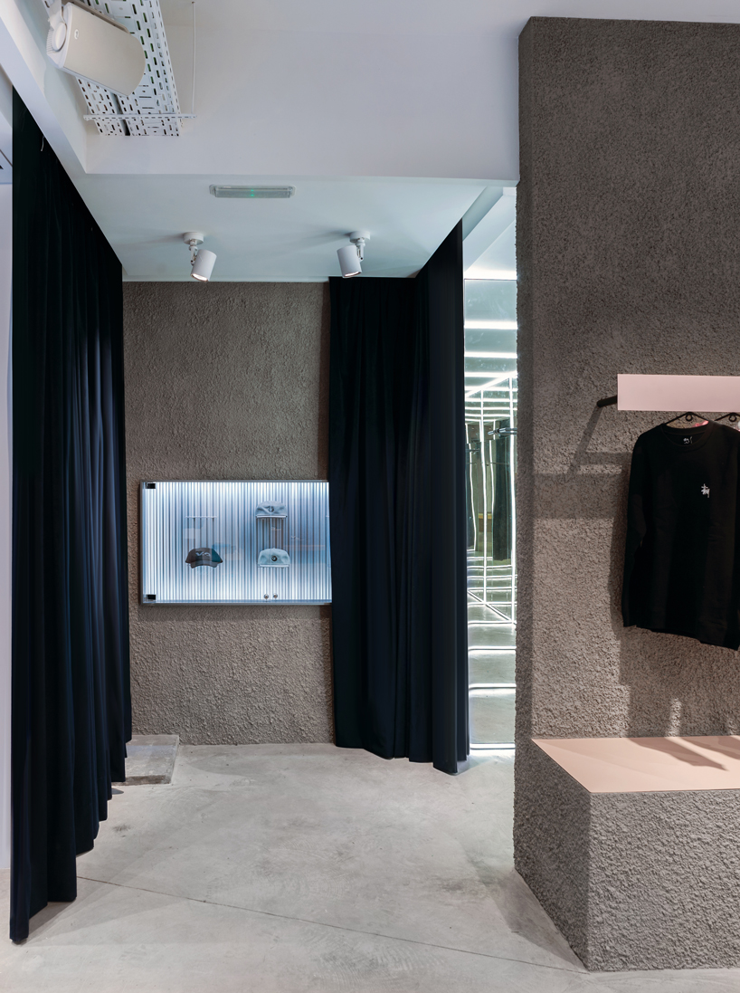 aluminium extrusion redefines a sneakers store in madrid, by A.P.O.