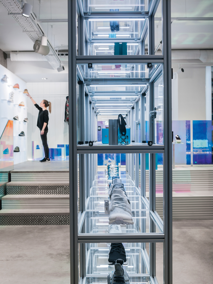 aluminium extrusion redefines a sneakers store in madrid, by A.P.O.