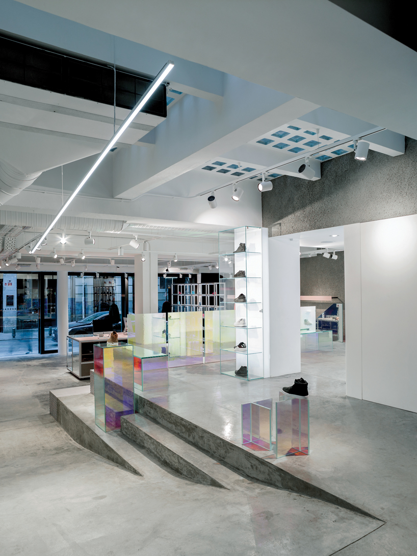 aluminium extrusion redefines a sneakers store in madrid, by A.P.O.