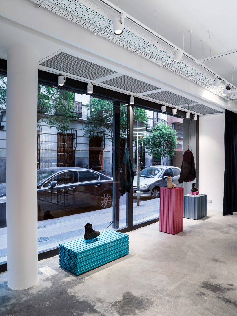 aluminium extrusion redefines a sneakers store in madrid, by A.P.O.