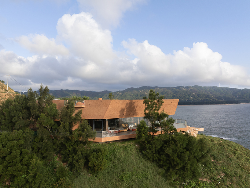 Claraboyas geométricas con forma de roca aparecen en el techo verde perforado azul de 3andwich