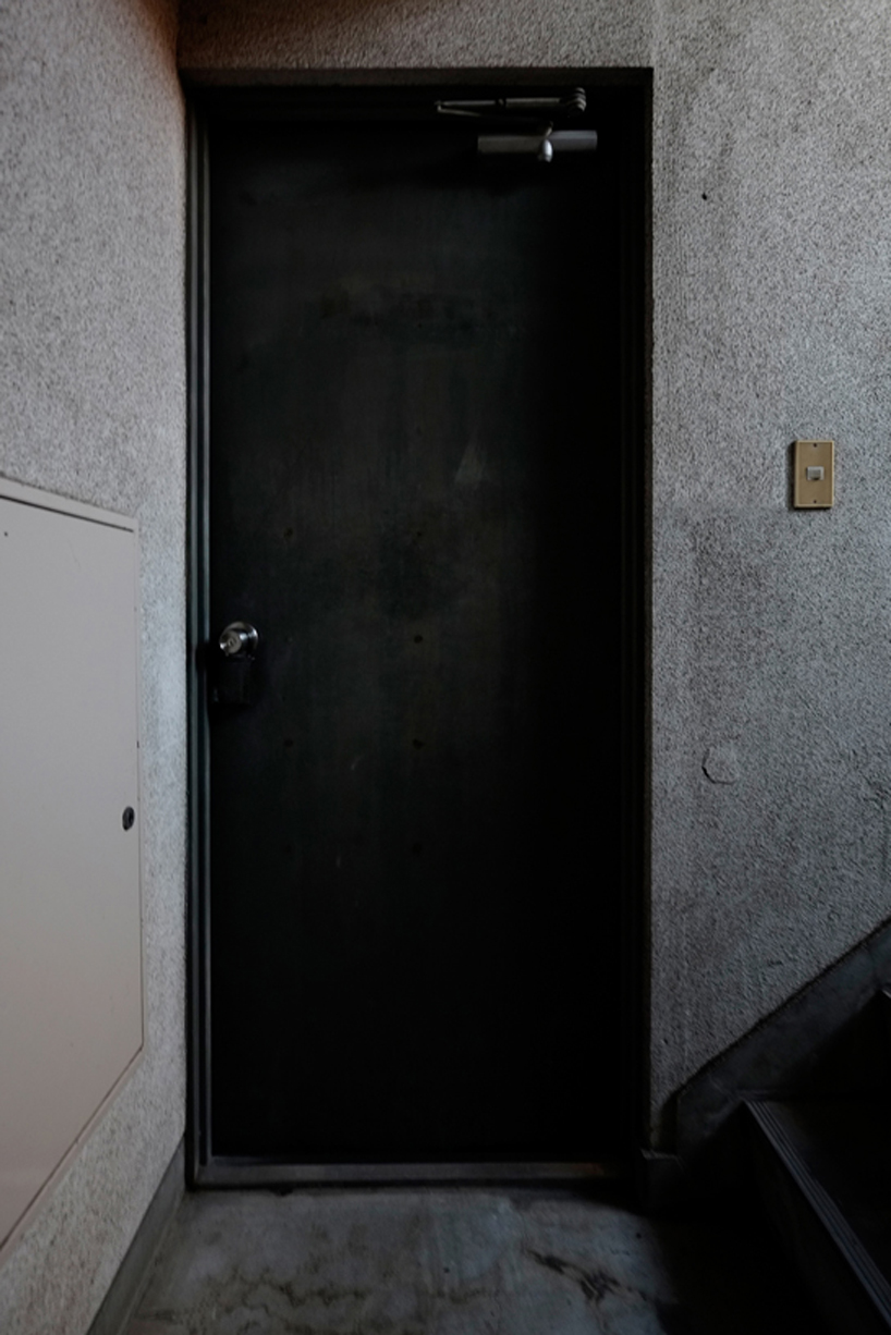 plus maizumi architect studio completes a shoe store with hanging walls in yokohama, japan