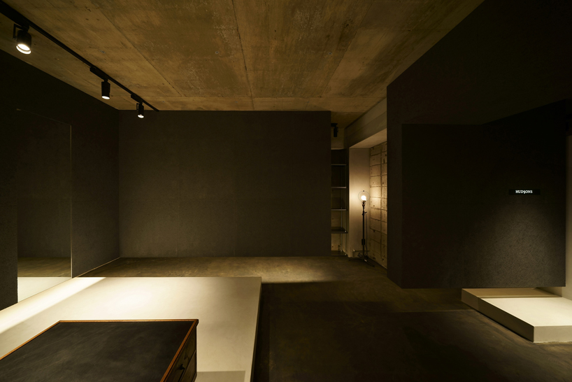 plus maizumi architect studio completes a shoe store with hanging walls in yokohama, japan