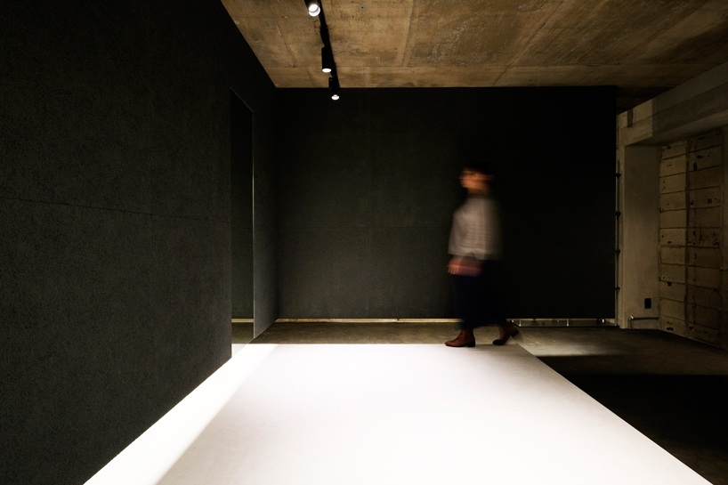 plus maizumi architect studio completes a shoe store with hanging walls in yokohama, japan