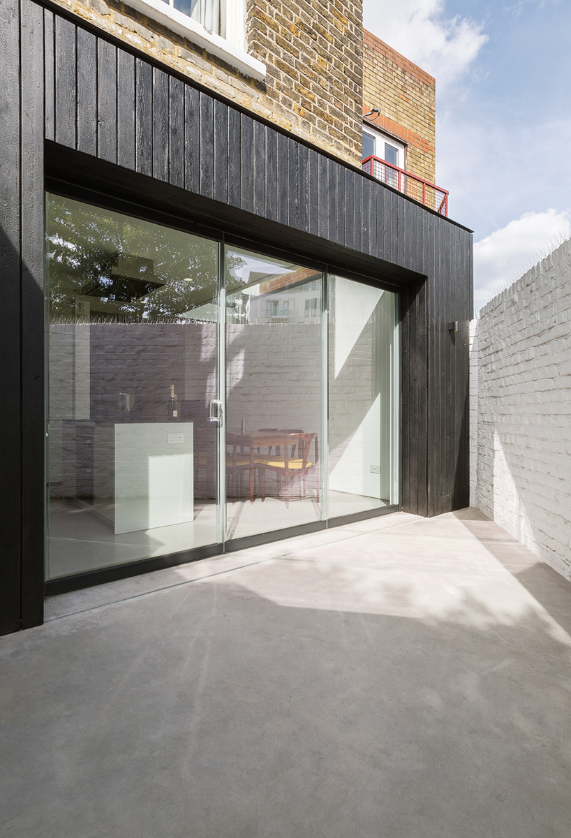 Dickson Architects Extends A Victorian House With Black