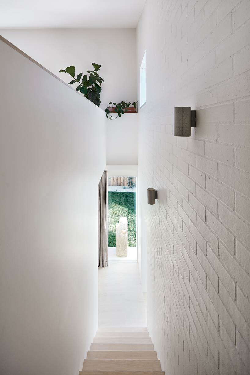 those architects links rooms and courtyards through breezway in 1980s bungalow renovation