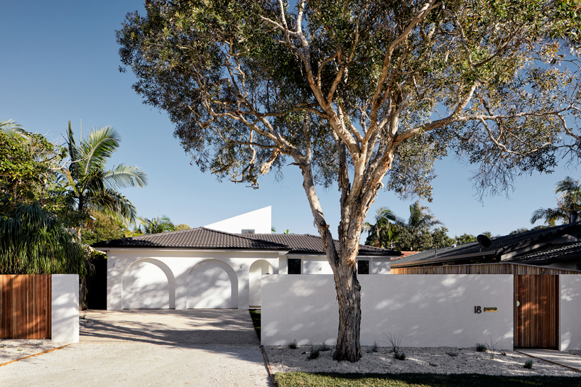those architects links rooms and courtyards through breezway in 1980s bungalow renovation
