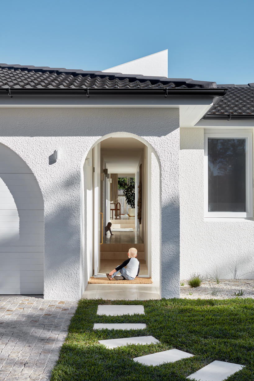 those architects links rooms and courtyards through breezway in 1980s bungalow renovation