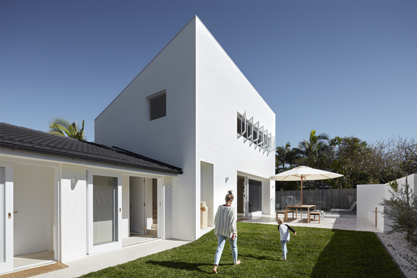 those architects links rooms and courtyards through breezway in 1980s bungalow renovation