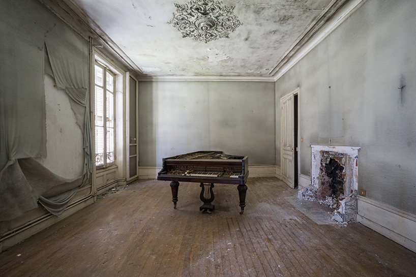 requiem for pianos: romain thiery captures broken pianos in abandoned european villas