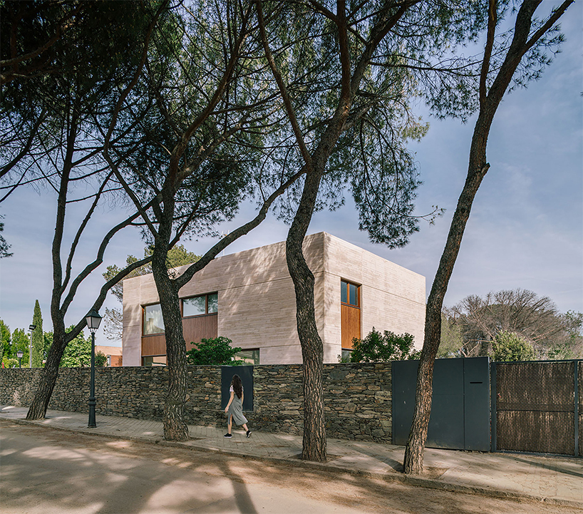 DL+A designs a fortress-like family house in madrid oriented towards a sunny garden