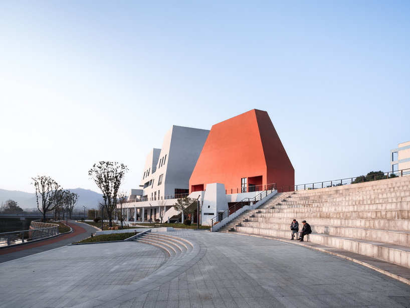 red and white geometric sports complex emerges along daixi&rsquo;s riverfront - 8