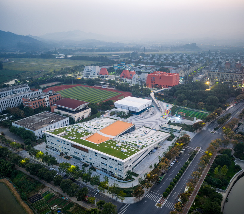 red and white geometric sports complex emerges along daixi&rsquo;s riverfront - 9