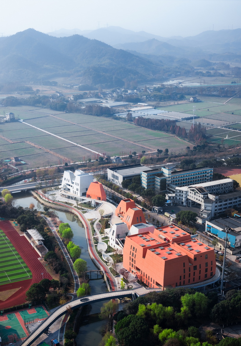 red and white geometric sports complex emerges along daixi&rsquo;s riverfront - 4