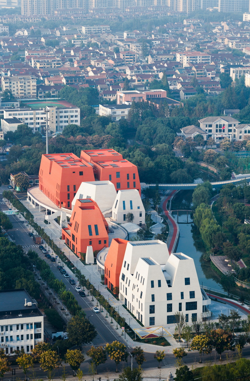 red and white geometric sports complex emerges along daixi&rsquo;s riverfront - 5