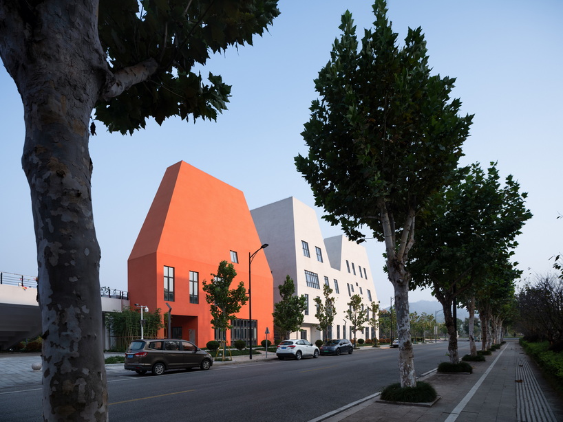 red and white geometric sports complex emerges along daixi&rsquo;s riverfront - 6