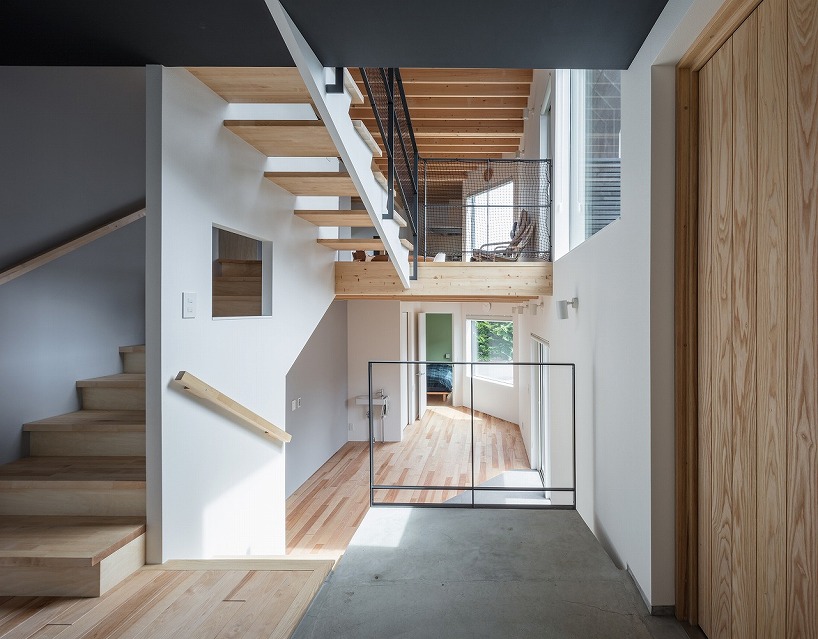 quatre étages de terrasse interconnectés se développent autour de l'atrium de la maison au Japon