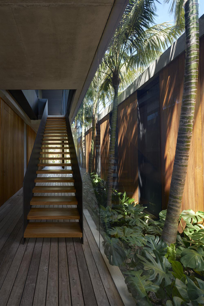 flexible timber screens allow sunrise house by mck to open up or shut down completely