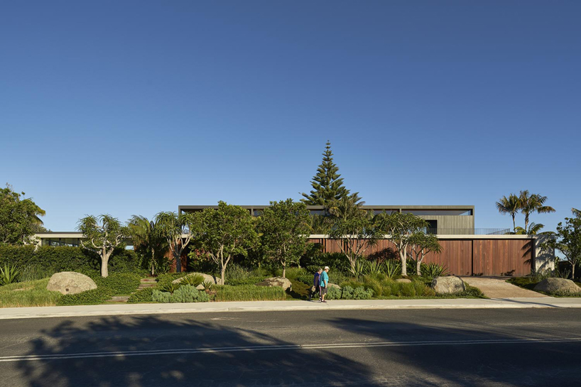 flexible timber screens allow sunrise house by mck to open up or shut down completely