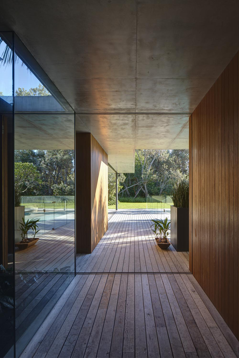 flexible timber screens allow sunrise house by mck to open up or shut down completely
