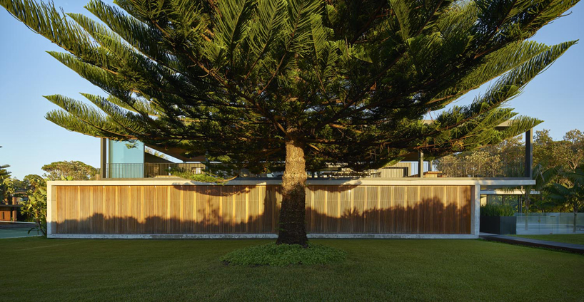 flexible timber screens allow sunrise house by mck to open up or shut down completely