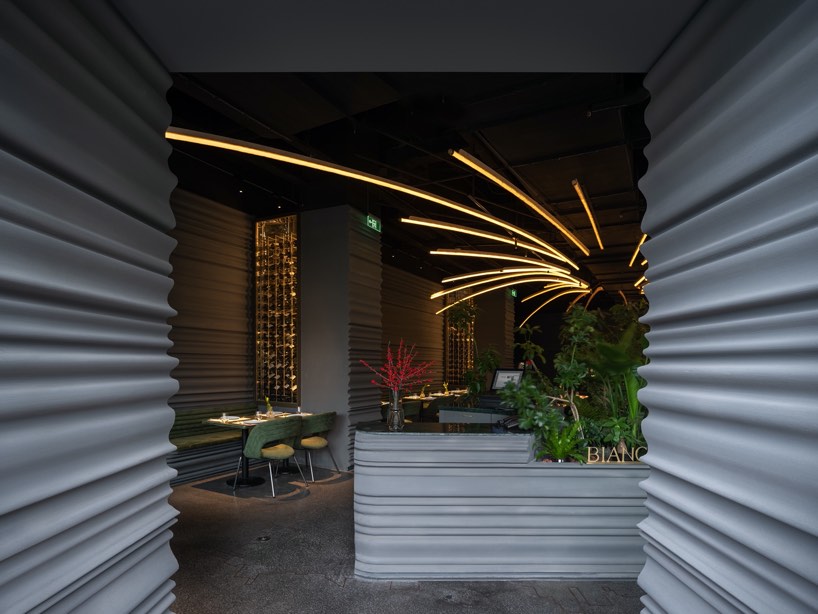 A rippling wall emerges in the restaurant of WAY ​​Studio in Shanghai