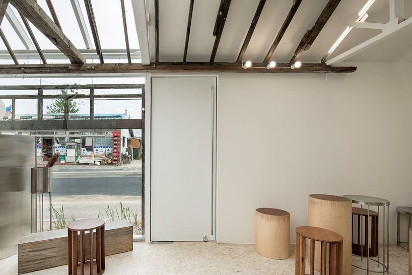 starsis upgrades two 60-year-old barns into a bar and cafe in korean suburbs