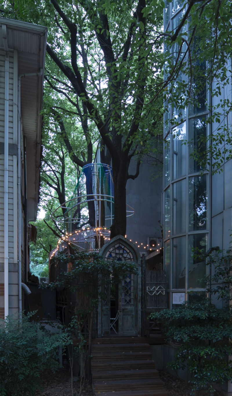 mur mur lab's 'floating' treehouse combines a simple geometry with colored strings
