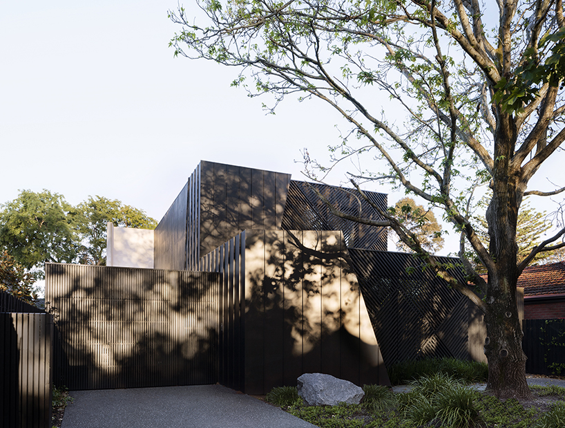 pandolfini architects adapts sculptural townhouse in australia to fit large family