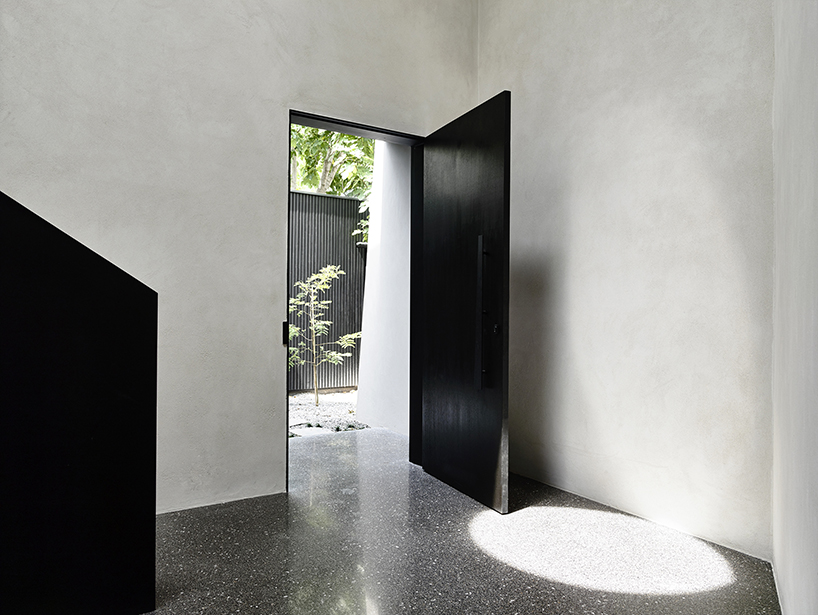 pandolfini architects adapts sculptural townhouse in australia to fit large family