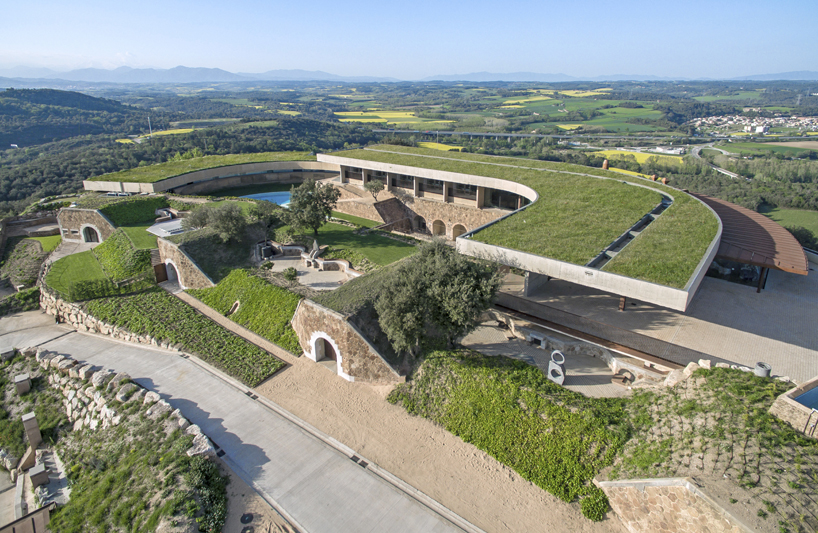 fuses-viader completes museum and hotel complex in a spanish 19th-century fortress