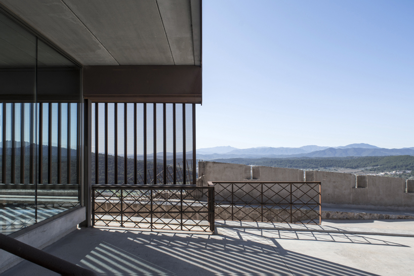 fuses-viader completes museum and hotel complex in a spanish 19th-century fortress