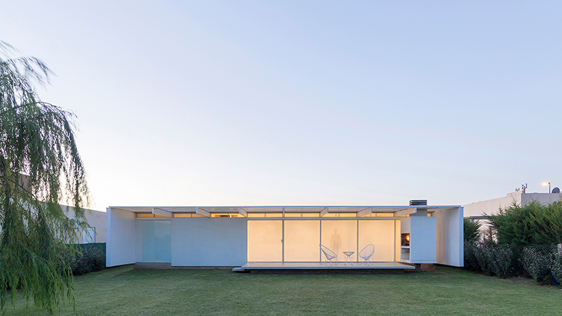 70 sq.m argentinian residence by bernardo rosello is built with potential to grow