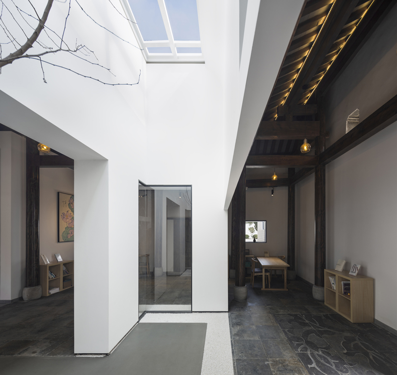 architectes de mix transforme l'ancienne maison de campagne chinoise en bibliothèque et salon de thé designboom