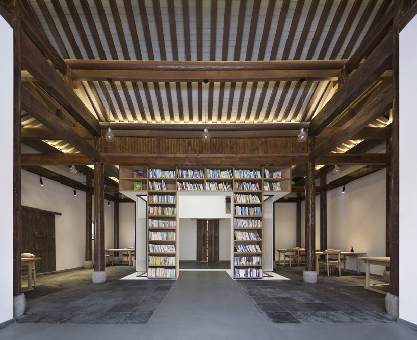 architectes de mix transforme l'ancienne maison de campagne chinoise en bibliothèque et salon de thé designboom